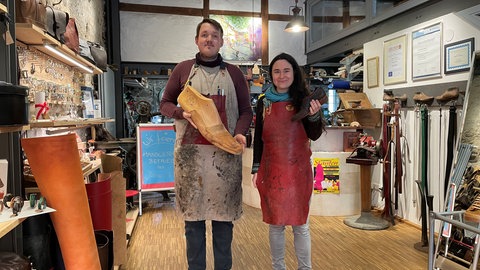 Lehrling Felix Adler und Schuhmacherin Rebecca Posselt (Foto: SWR, Marion Eiche)