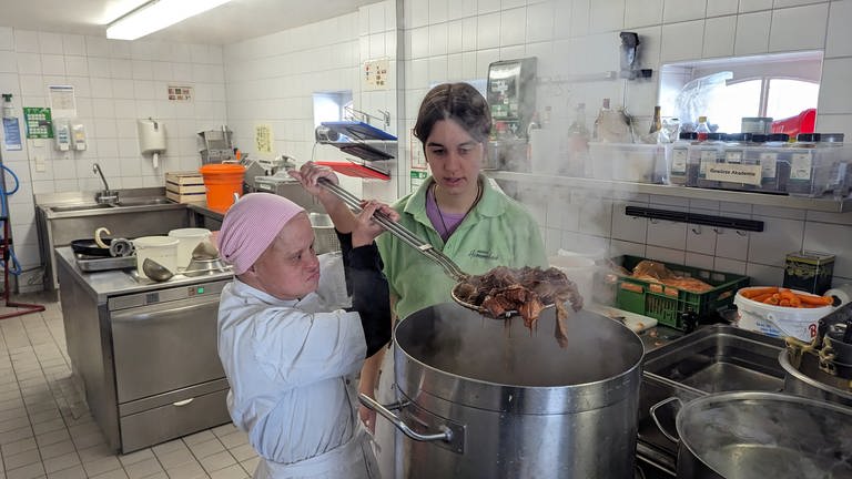 Barbara lebt mit Down-Syndrom und kocht im Hofgut Himmelreich