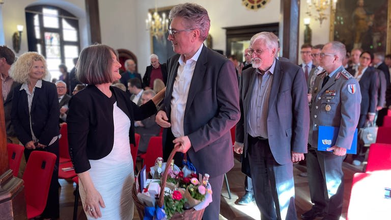Eine lange Schlange im Historischen Kaufhaus: Freiburgs ehemaliger Oberbürgermeister Dieter Salomon (Bündnis 90Die Grünen) überreicht Bärbel Schäfer einen üppigen Präsentkorb.