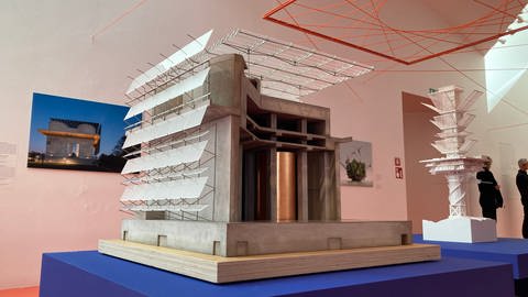 Ein ehemaliger Luftschutzbunker speichert Energie - Model und Foto in der Ausstellung zum Thema Design für die Energiewende (Foto: SWR, Lukas Herzog)