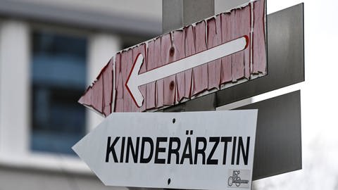 Hinweisschilder - eines mit der Aufschrift Künderärztin, im Kreis Waldshut gibt es zu wenig Kinderärzte  (Foto: dpa Bildfunk, Jens Kalaene (Symbolbild))