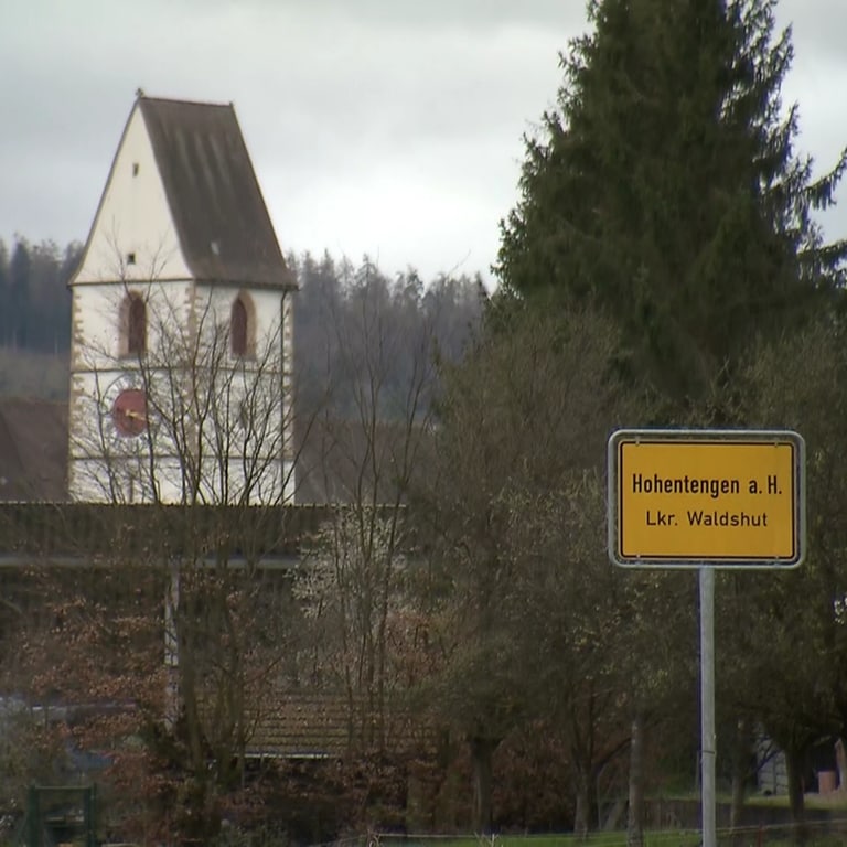 In Hohentengen (Kreis Waldshut) soll am Dienstagabend ein 19-Jähriger seine Eltern und seinen Bruder getötet haben.