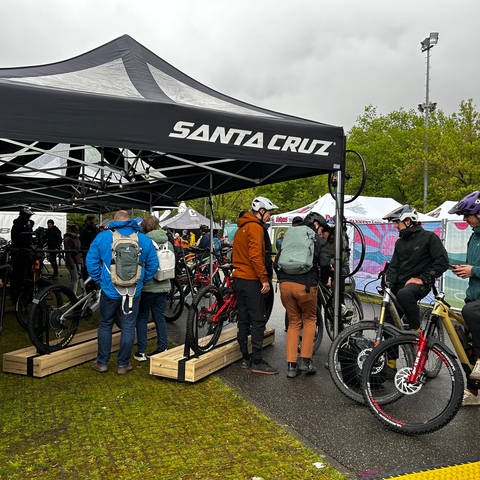 Neben dem Dreisamstadion laden Fahrradhändler und -fans zum gucken, anfassen und selbst testen ein. (Foto: SWR, Paula Zeiler)