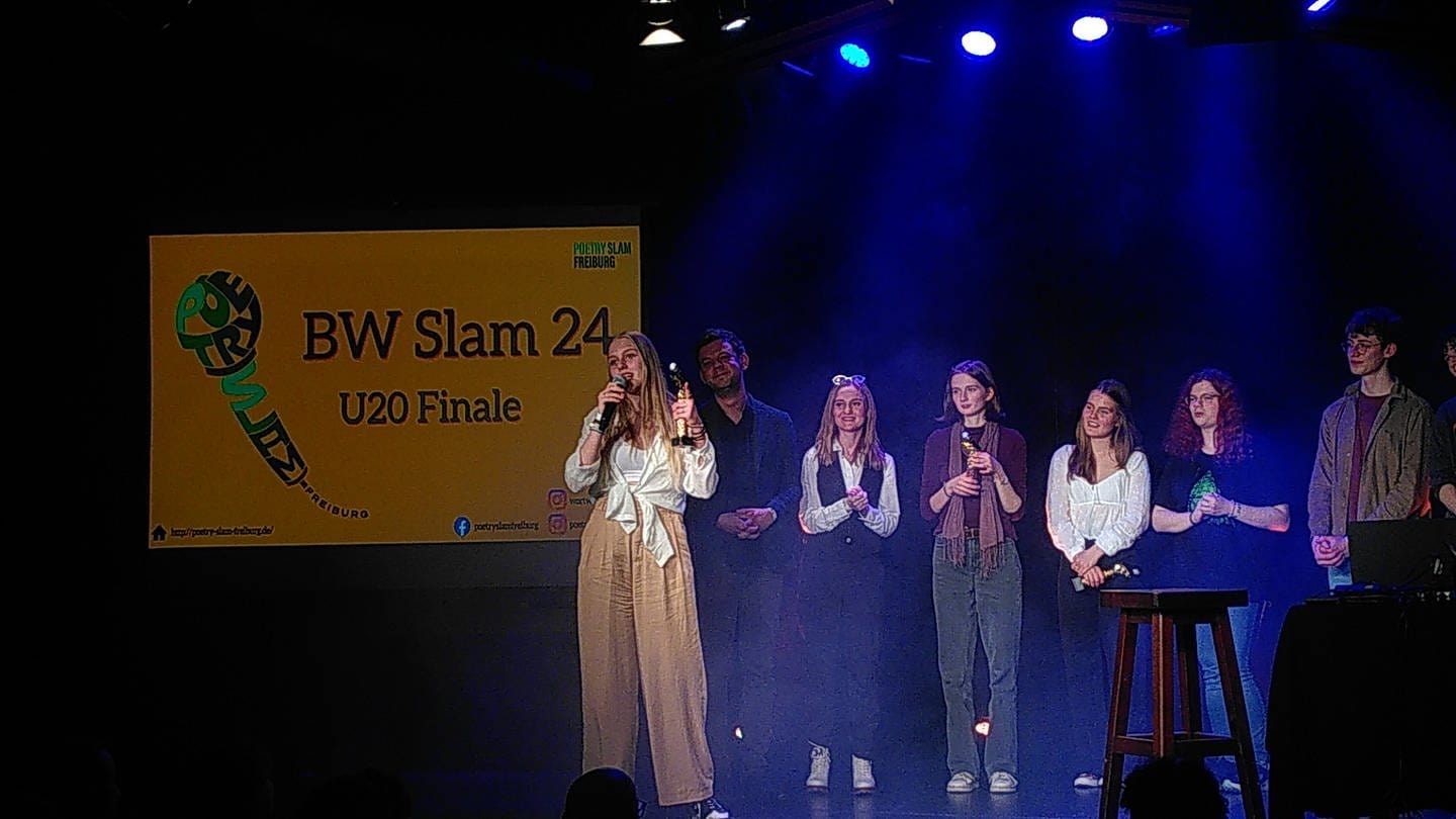 Bild von Siegerin Florentina Romina bei der Siegerehrung des U20-Finale der BW-Meisterschaften im Poetry Slam (Foto: SWR)