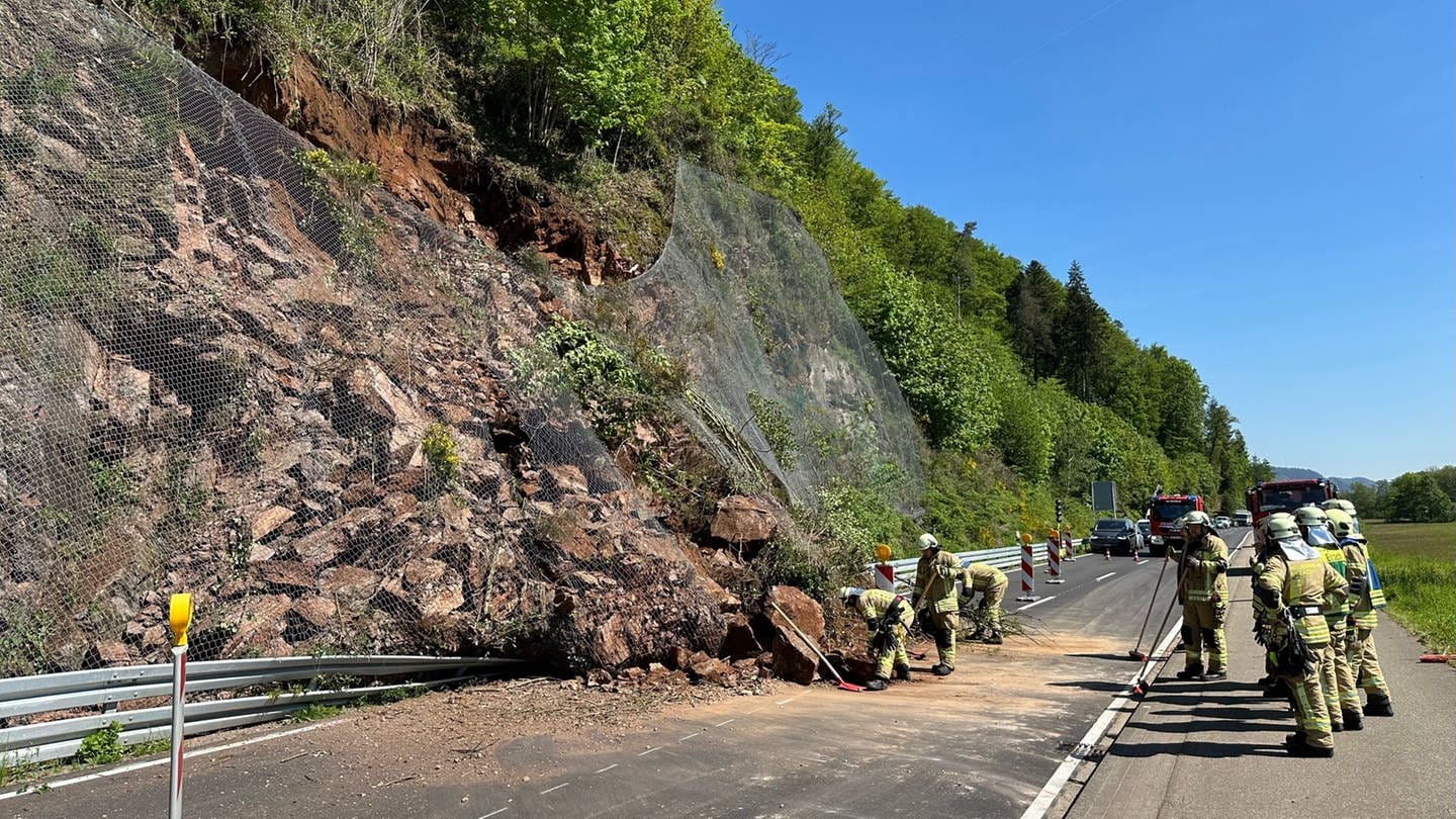 Die Bundestraße 294 zwischen Elzach und Oberwinden ist nach einem Erdrutsch gesperrt. (Foto: Polizeipräsidium Freiburg)