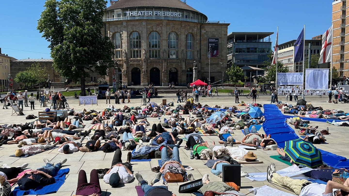 Es geht um mehr Hilfen und Sichtbarkeit: Mit einer Demo im Liegen haben mehr als 150 Menschen in Freiburg auf die Erkrankung ME/CFS aufmerksam gemacht. Betroffene sind häufig chronisch erschöpft. (Foto: SWR, Leon Löffler)