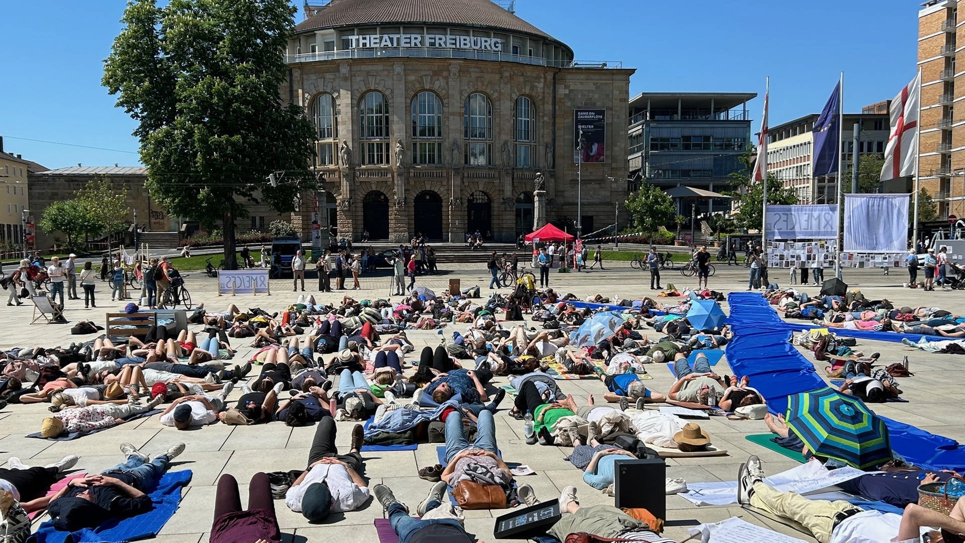Dauernd erschöpft wegen ME/CFS: Liegend-Demo in Freiburg für mehr Hilfen
