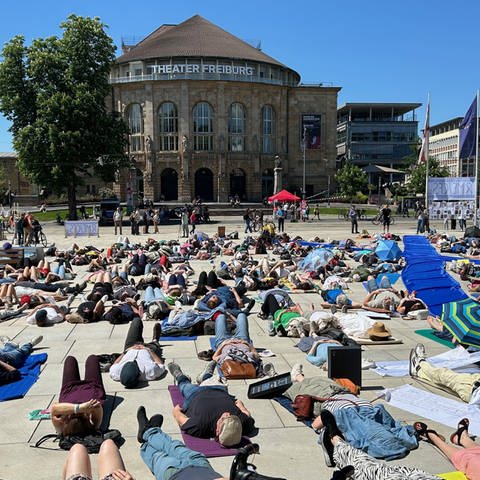 Es geht um mehr Hilfen und Sichtbarkeit: Mit einer Demo im Liegen haben mehr als 150 Menschen in Freiburg auf die Erkrankung MECFS aufmerksam gemacht. Betroffene sind häufig chronisch erschöpft.