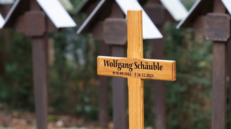 Der verstorbene Politiker Wolfgang Schäuble hat auf dem Offenburger Waldbachfriedhof ein Ehrengrab bekommen