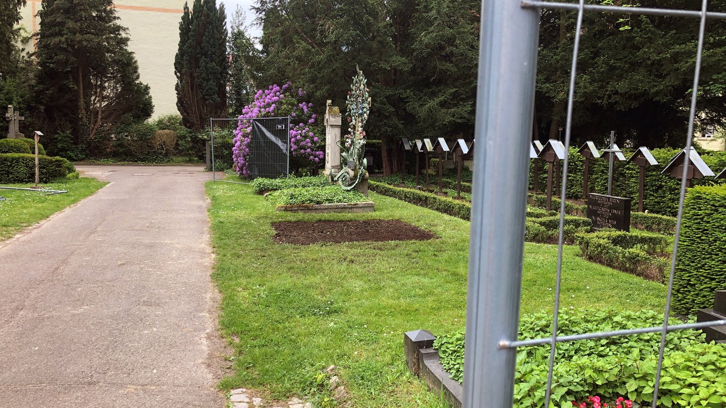Das Grab von Wolfgang Schäuble wurde auf dem Friedhof in Offenburg geschändet. Die Spurensicherung hat alle Objekte mitgenommen, um Hinweise auf mögliche Täter zu erhalten. (Foto: SWR, Christine Veenstra)