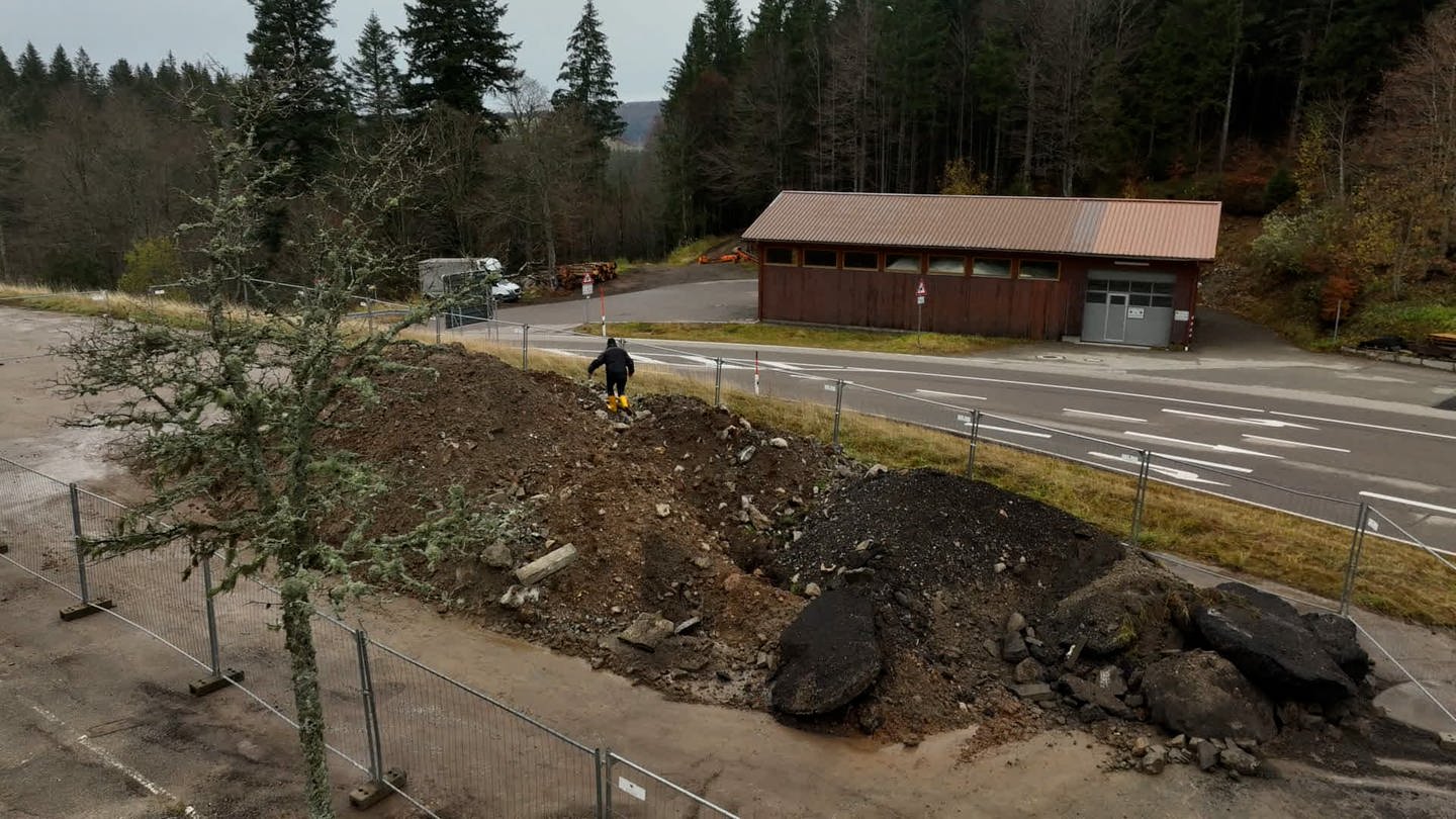 Illegal entsorgt: In mehr als 50 Fällen wurde giftiger Asphalt im Schwarzwald weggeschmissen. (Foto: SWR)