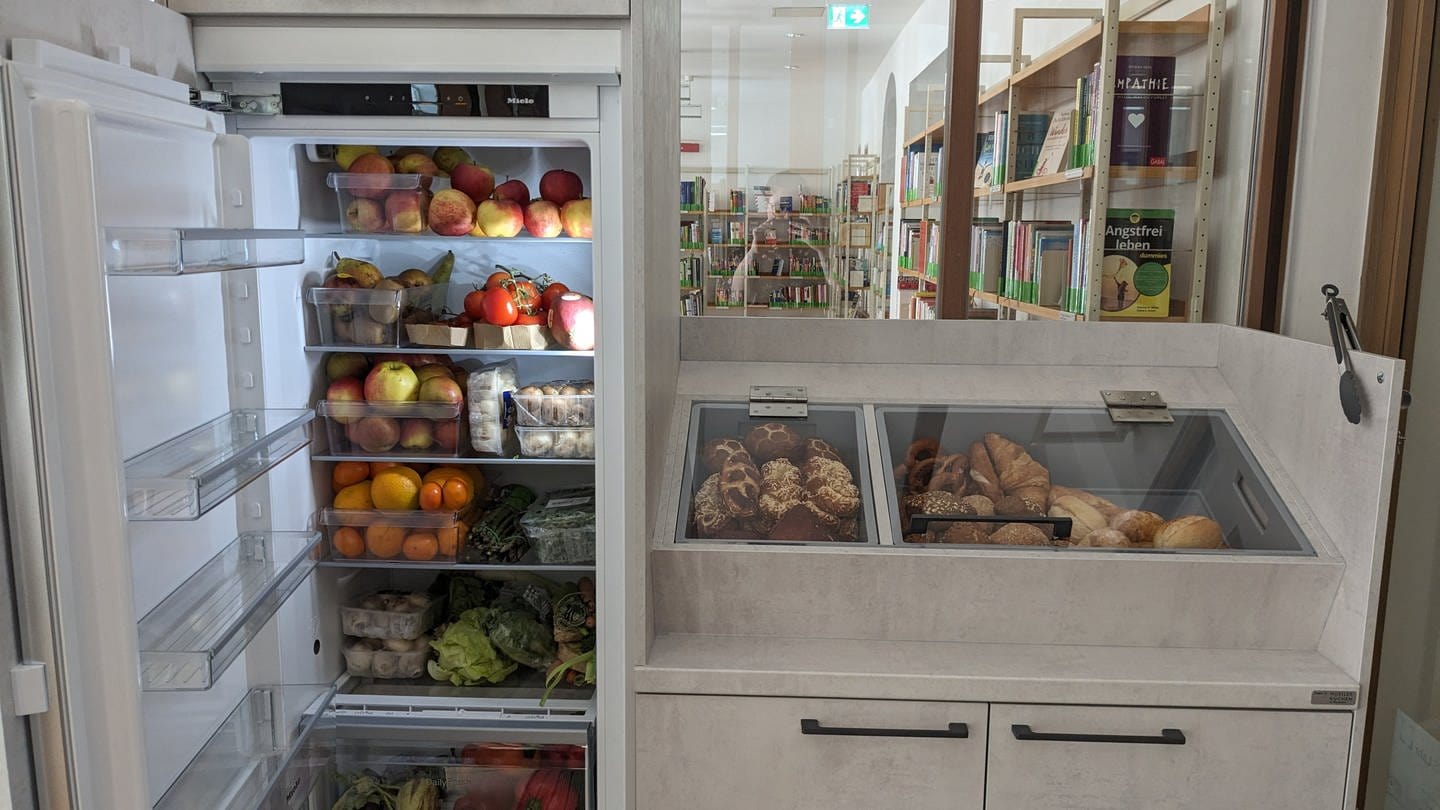 Fast jeden Abend wird der Kühlschrank in der Lahrer Mediathek von Freiwilligen befüllt. (Foto: Stadt Lahr)