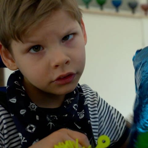 Linus blickt in die Kamera. Das Kind mit Förderbedarf darf nicht mehr in die Kita.