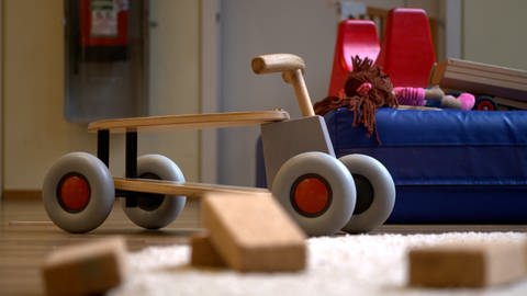 Kinder-Fahrzeug in einer Kita. Linus musste seine Gruppe mit Gleichaltrigen verlassen.
