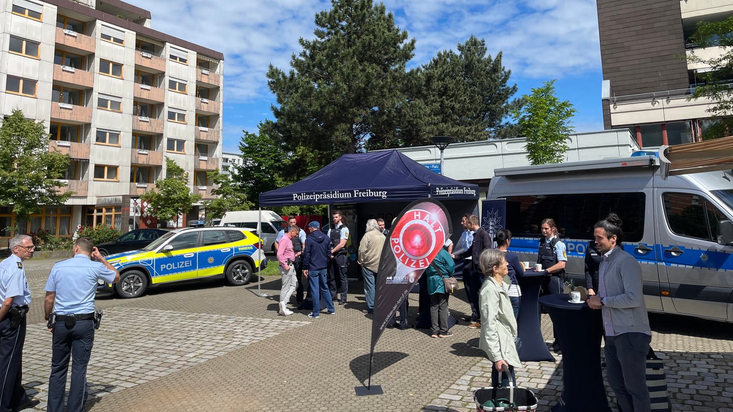 Im Freiburger Stadtteil Weingarten hat das Polizeipräsidium Freiburg am Donnerstagmittag zum offenen Austausch eingeladen. Bürger hatten die Möglichkeit bei der Aktion „Coffee with a cop“ mit Polizeibeamten ins Gespräch zu kommen. (Foto: SWR, Owusu Künzel)
