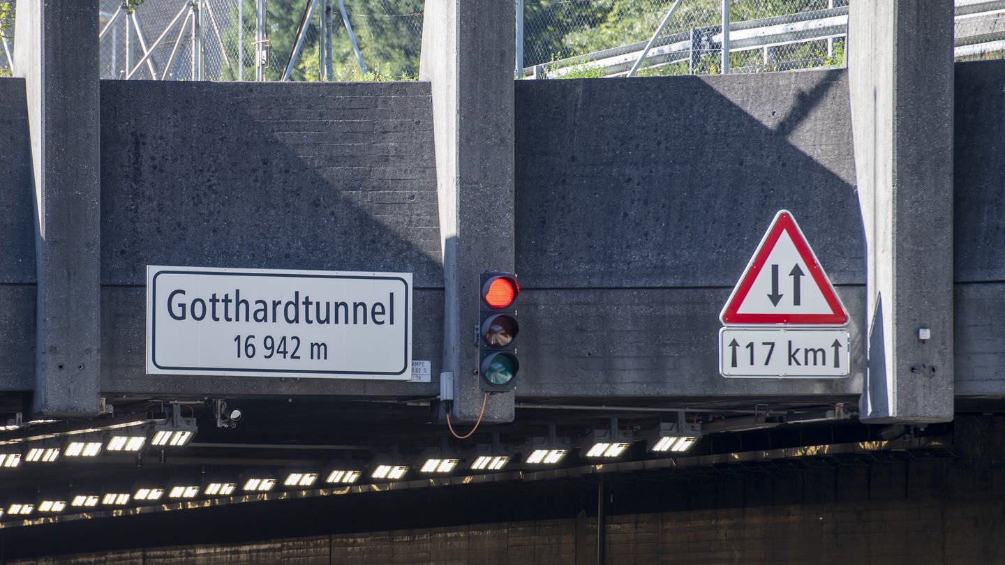 Am Gotthard-Tunnel steht die Ampel auf Rot. (Foto: dpa Bildfunk, Picture Alliance)