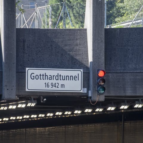Am Gotthard-Tunnel steht die Ampel auf Rot. 