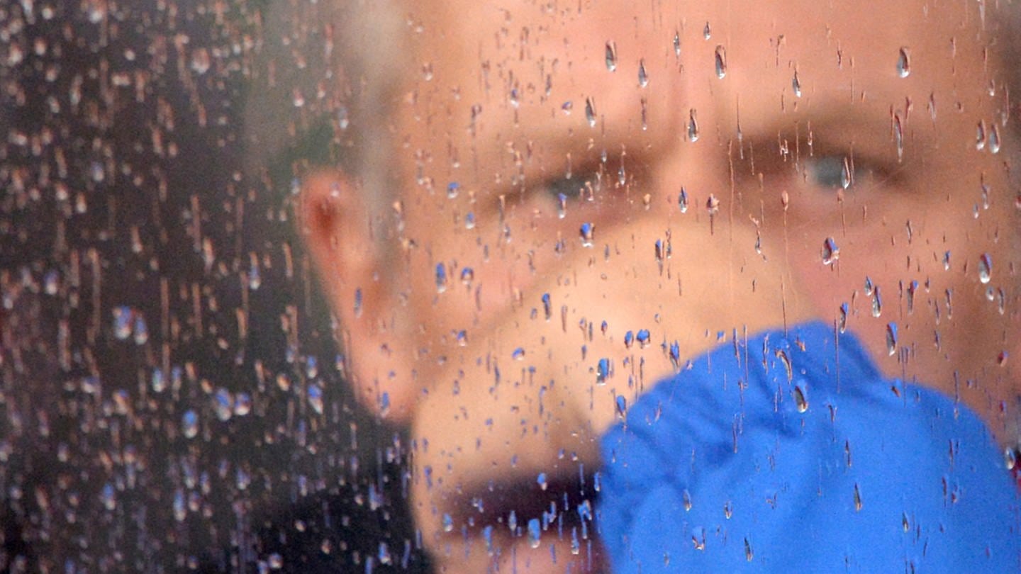 Christian Streich hinter Regenfenster - Die Fans weinen um 