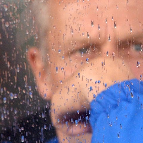 Christian Streich hinter Regenfenster - Die Fans weinen um "ihren" Trainer (Symbolbild)