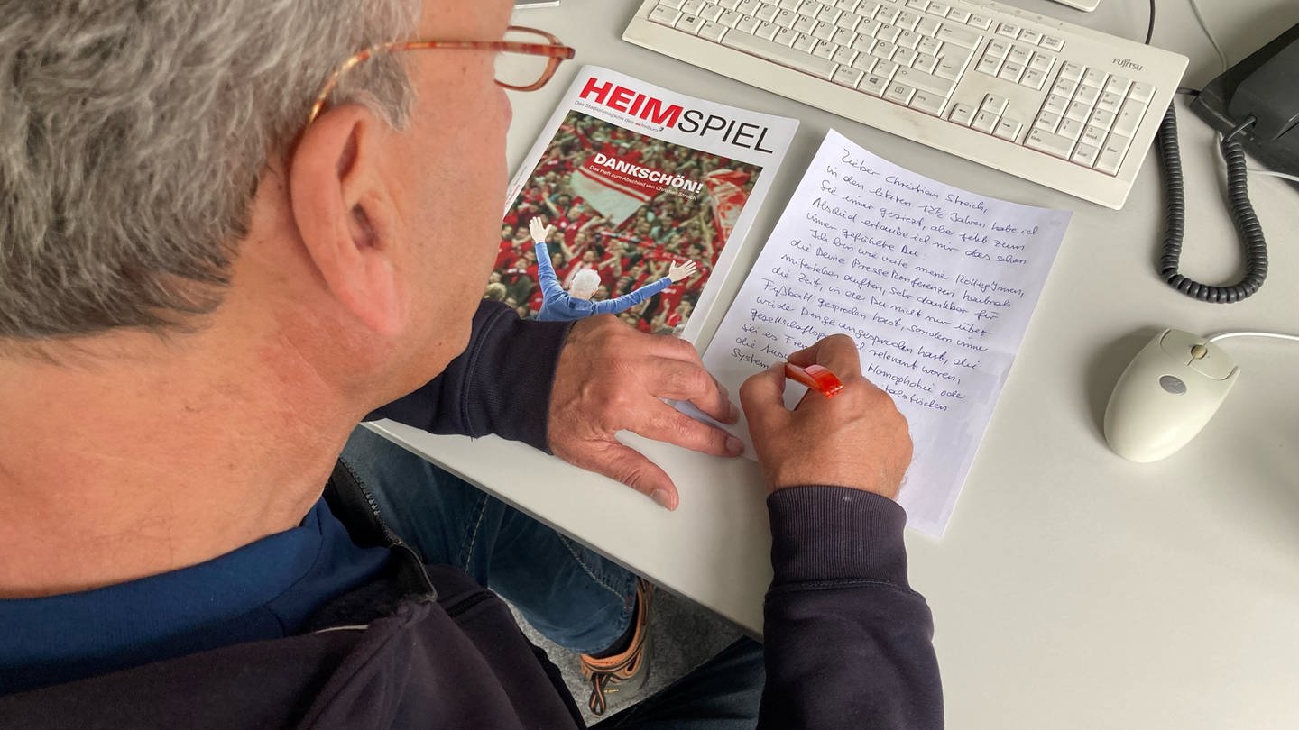 Sebastian Bargon vom SWR-Studio Freiburg schreibt einen Brief an Christian Streich. Der Hörfunk-Reporter erinnerst sich an viele Begebenheiten, die er mit Streich erlebt hat. (Foto: SWR, Peter Steffe)