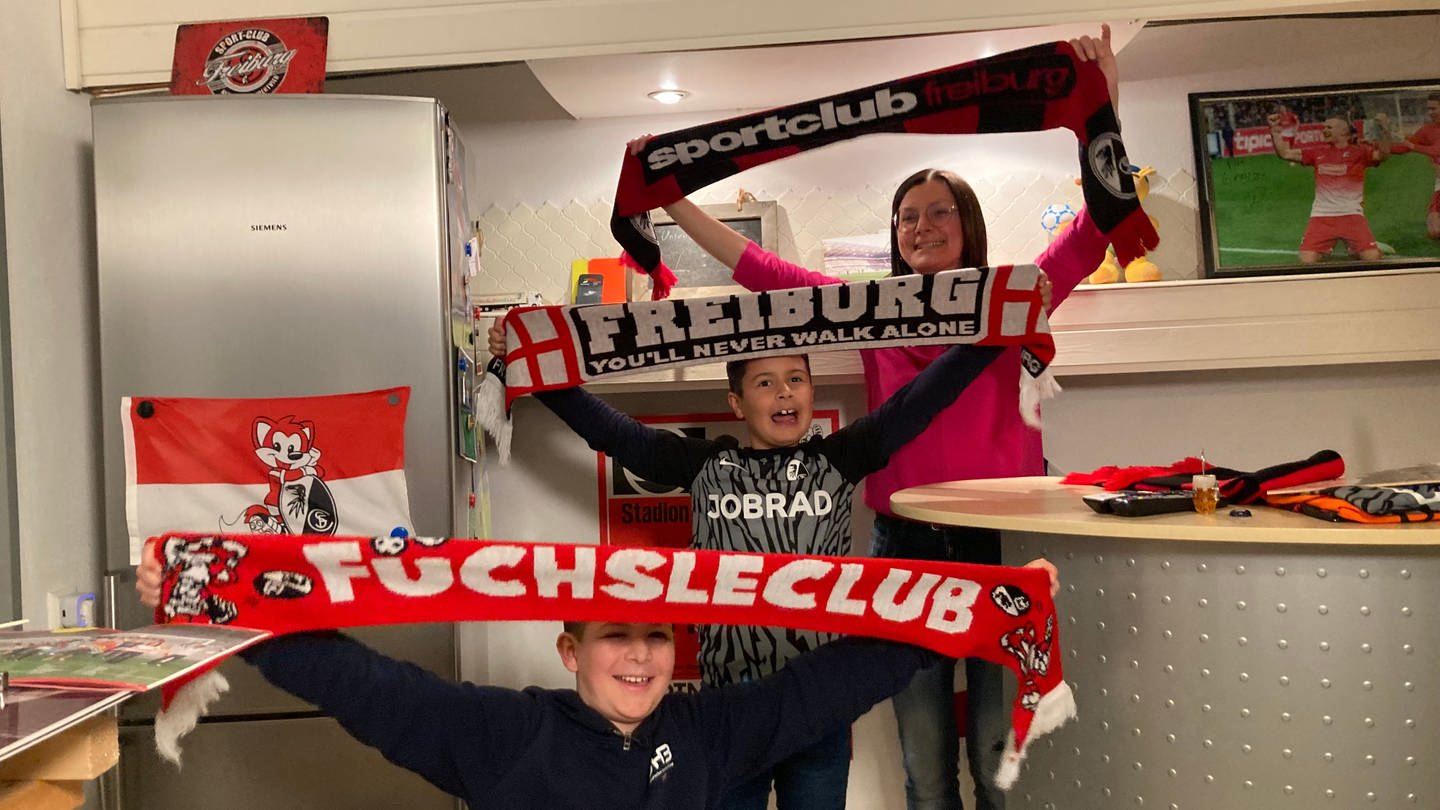 Eine Freiburger Familie mit SC-Fan-Schals. Zum Abschied von Trainer Christian Streich wollen sie eine Party schmeißen. (Foto: SWR)
