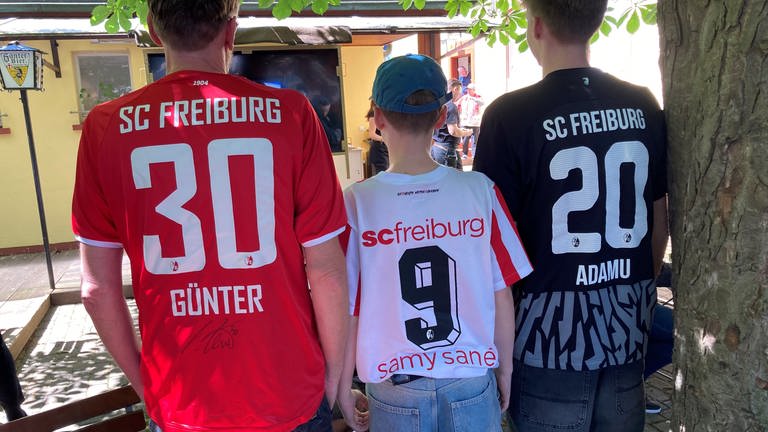 Levi Vogel (re.) verfolgt das letzte SC-Saisonspiel zusammen mit seinem Bruder und Vater in einer Freiburger Kneipe.