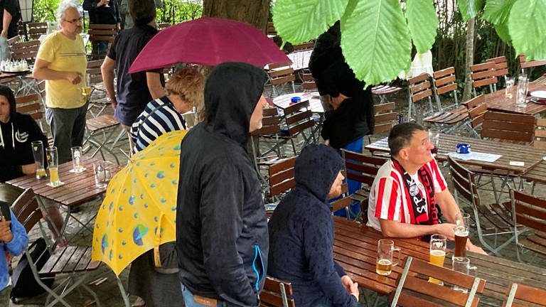 Trotz Regen: SC-Fans schauen Streichs letztes Spiel in Freiburger Kneipe an.