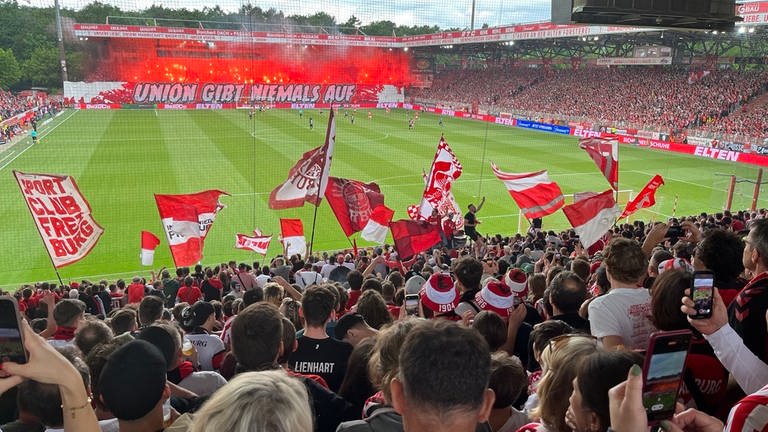 SC-Fans im Stadion in Berlin beim letzten Spiel der Saison und von Trainer Christian Streich.