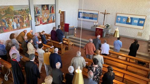Gläubige nehmen Abschied von der evangelischen Michaeliskirche in Schwörstadt