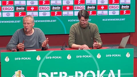 Christian Streich und SC-Pressesprecher Sascha Glunk bei der Pressekonferenz vor dem Pokalhalbfinale gegen RB Leipzig.