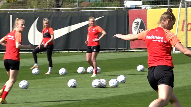 Spielerinnen des SC Freiburg beim gemeinsamen Training neben dem Dreisamstadion in Freiburg.