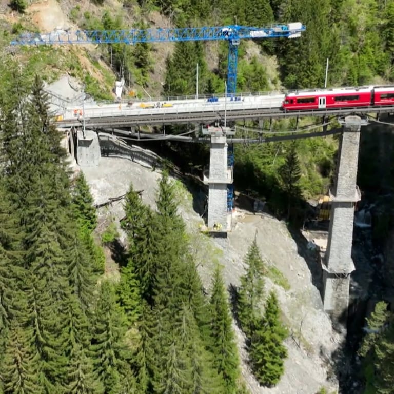 Das Castieler Viadukt der Rhätischen Bahn auf der wichtigen Verbindung von Chur in den Schweizer Skiort Arosa ist gesprengt worden.