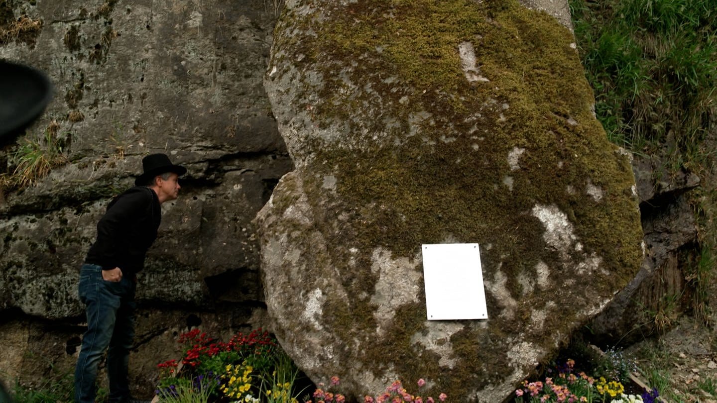 Der Felsklotz als symbolischer Grabstein. Wer steckt hinter dem Protest? (Foto: SWR)