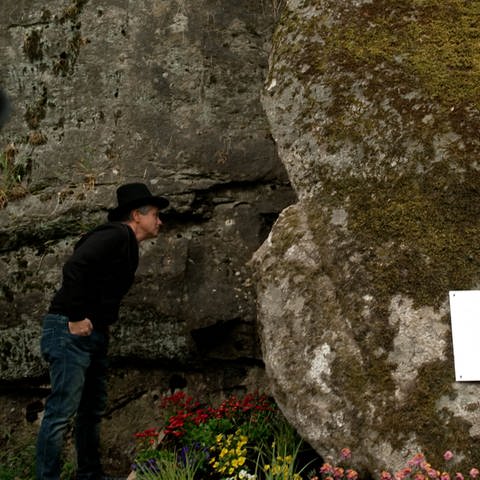 Der Felsklotz als symbolischer Grabstein. Wer steckt hinter dem Protest?