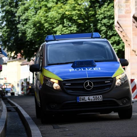 Ein Polizeiwagen in der Innenstadt von Freiburg. Die Stadt soll sicherer werden, weshalb sie die Sicherheitspartnerschaft mit dem Land BW nochmal gestärkt hat.