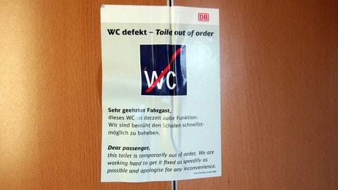 Ein Schild im Zug zeigt an, dass das "WC defekt" ist. (Foto: IMAGO, Ralph Peters) Ein Schild im Zug zeigt an, dass das "WC defekt" ist.
