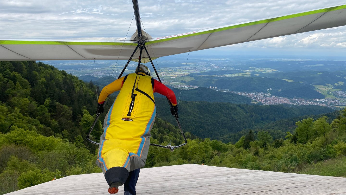 Bei klarer Sicht fliegen die Teilnehmerinnen und Teilnehmer vom Kandel los. Sie blicken auf ein wolkenloses Panorama. (Foto: SWR, Sebastian Bargon)