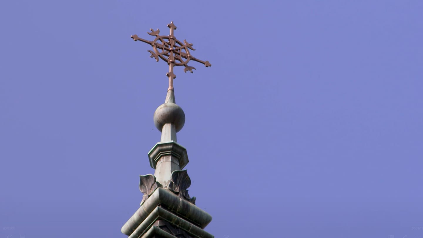 Ein Kreuz auf dem Dach einer katholischen Kirche. (Foto: SWR, SRF: Christian Häflinger)