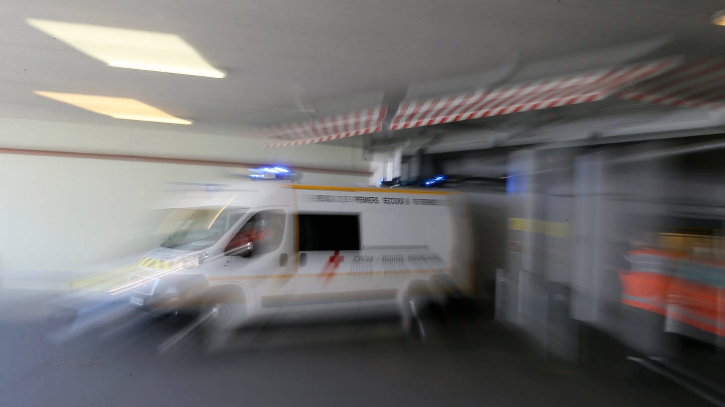 Ein Krankenwagen in Frankreich eilt zu einem Einsatz. (Foto: picture-alliance / Reportdienste, David Vincent)