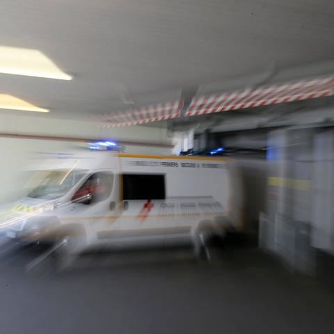 Ein Krankenwagen in Frankreich eilt zu einem Einsatz.