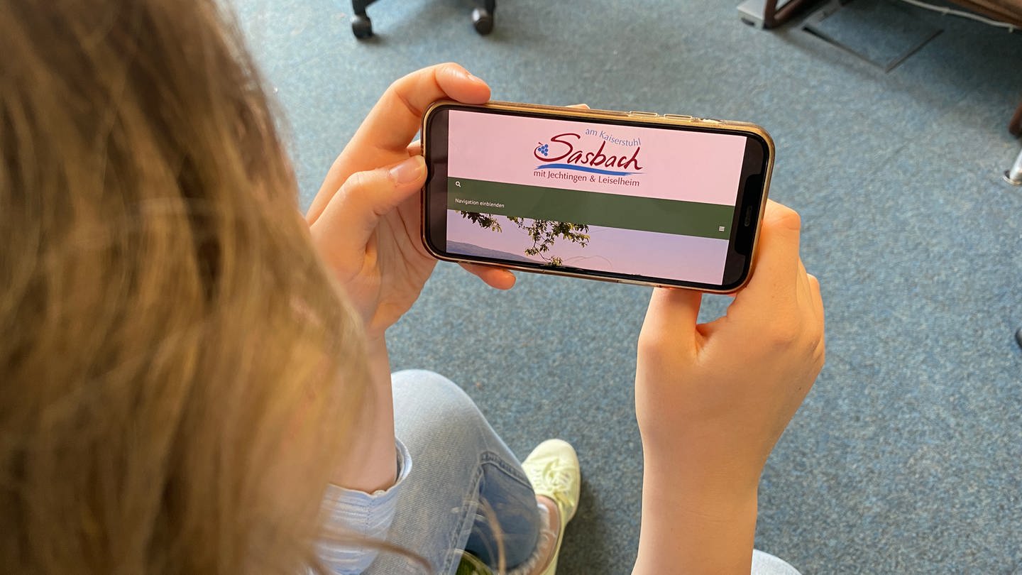 Eine Person schaut sich am Smartphone das Werbevideo für die Bürgermeisterwahl in Sasbach an. (Foto: SWR, Owusu Künzel)