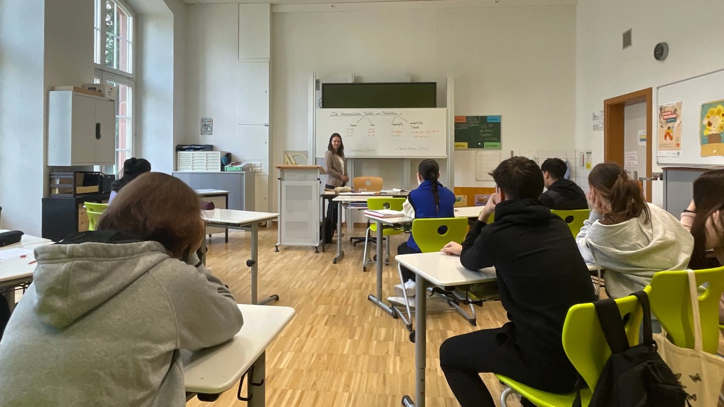 Eine Vorbereitungsklasse der Freiburger Karlschule hat gerade Deutschunterricht. (Foto: SWR, Maya Fleischer)