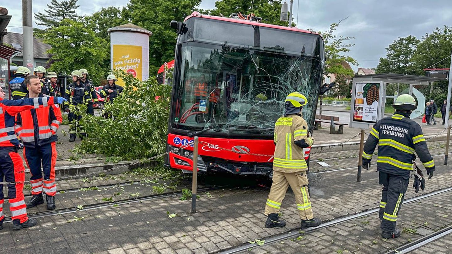 Ein Bus hat eine völlig zerstörte Windschutzscheibe und liegt zurm Teil auf einem Straßenbahn-Gleis. (Foto: Einsatz-Report24)