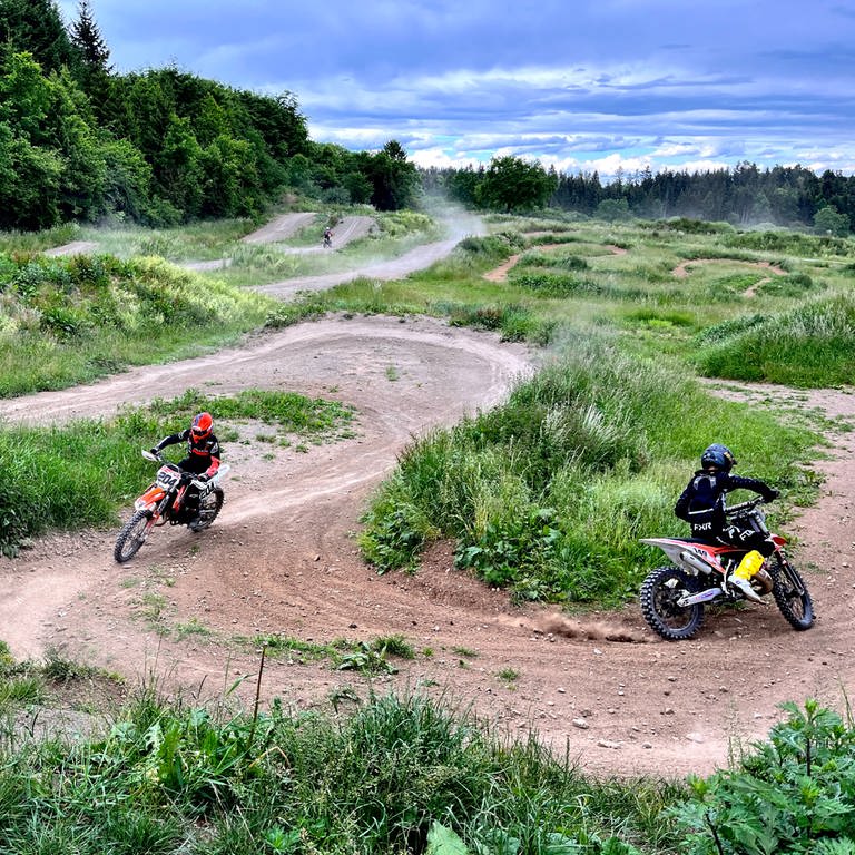 Motocross-Fahrerinnen und Fahrer sind auf dem hügeligen Parkour in Bräunlingen unterwegs