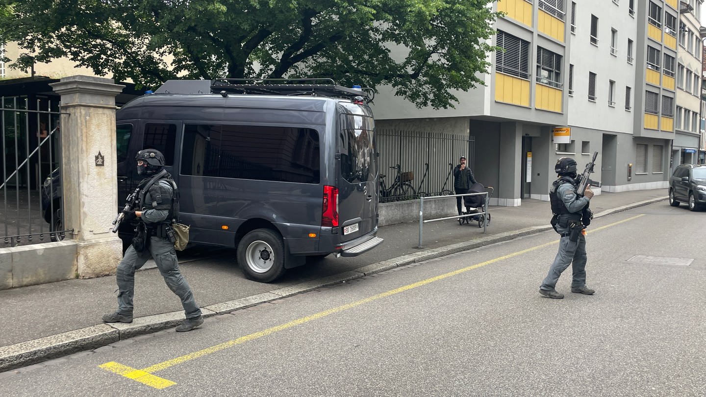 Polizisten sichern den Gefangenentransporter vor dem Basler Strafgericht (Foto: Benedikt Erni SRF)