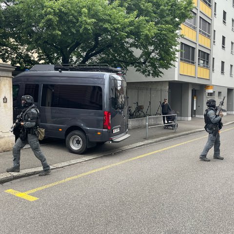 Polizisten sichern den Gefangenentransporter vor dem Basler Strafgericht