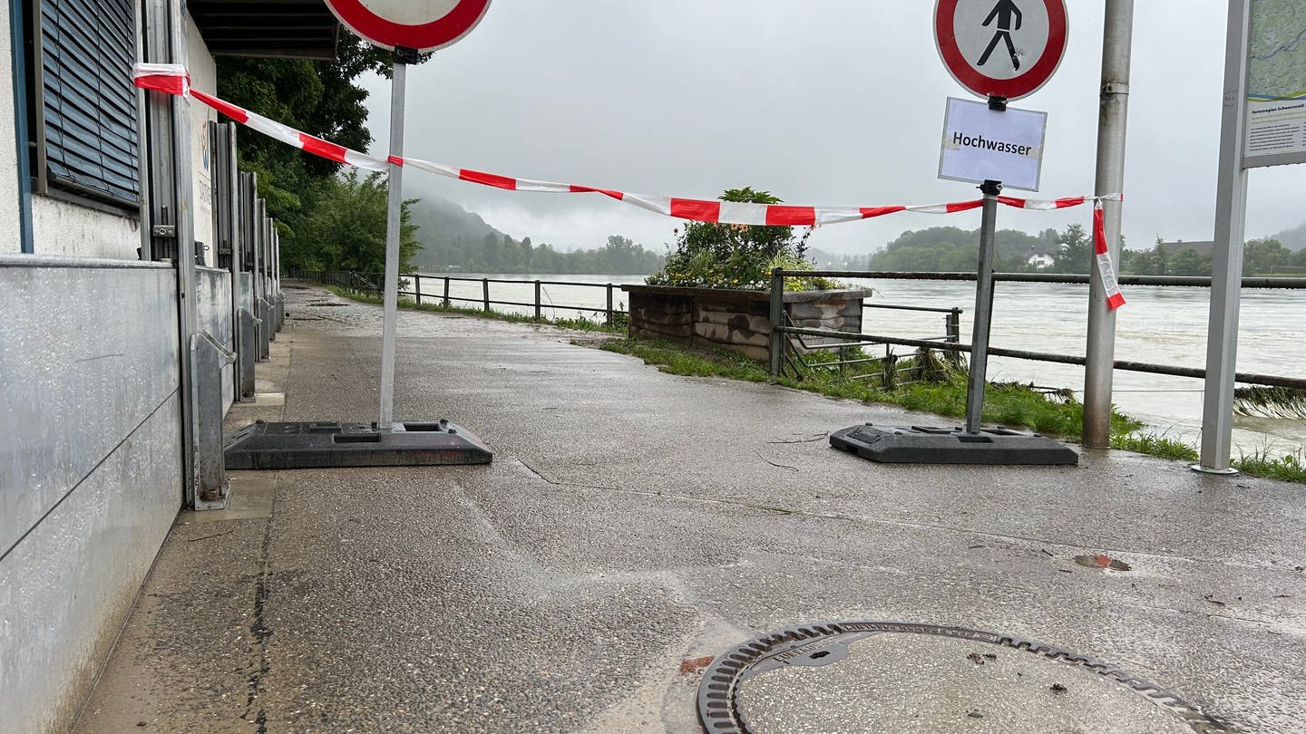 Der Kreis Waldshut ist auf ein mögliches Hochwasser vorbereitet. Die Rheinuferwege sind gesperrt und Sandsäcke liegen vor Kellerfenstern. (Foto: SWR, Petra Jehle)