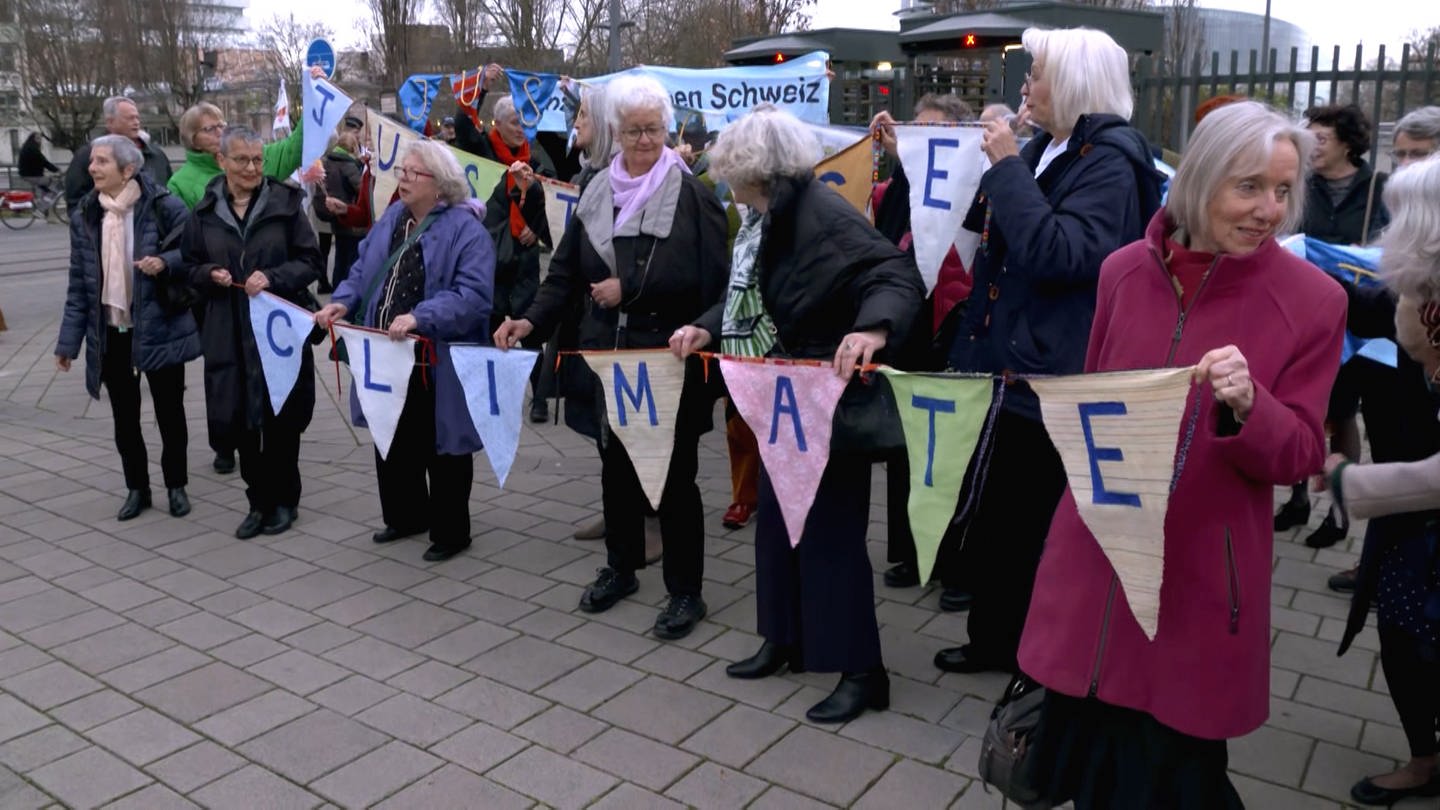 Eine Gruppe von älteren Frauen protestiert für die Einhaltung der Klimaziele. (Foto: SWR)