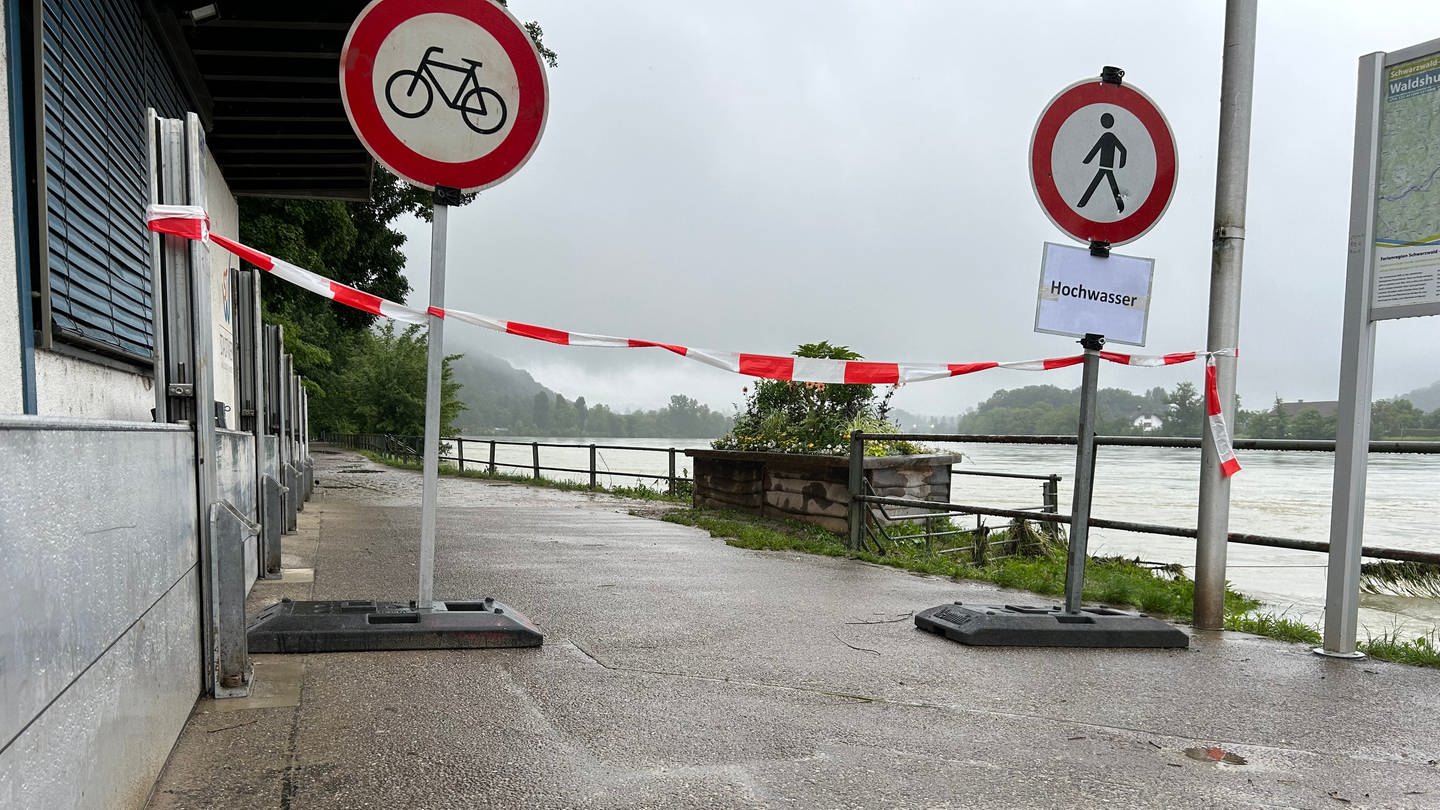Der Kreis Waldshut ist auf ein mögliches Hochwasser vorbereitet. Die Rheinuferwege sind gesperrt und Sandsäcke liegen vor Kellerfenstern. (Foto: SWR, Petra Jehle)