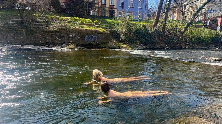 Der Frühling beginnt und schon liegen die ersten Badegäste in der Dreisam in Freiburg (Foto: SWR, Stefan Schlegel) Der Frühling beginnt und schon liegen die ersten Badegäste in der Dreisam in Freiburg
